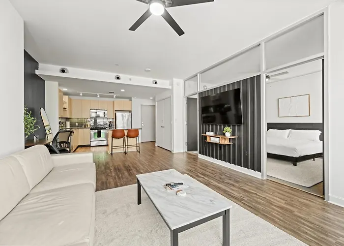 Modern Downtown City View High-Rise With Balcony, Gym, Pool, Free Parking 7Th Floor
