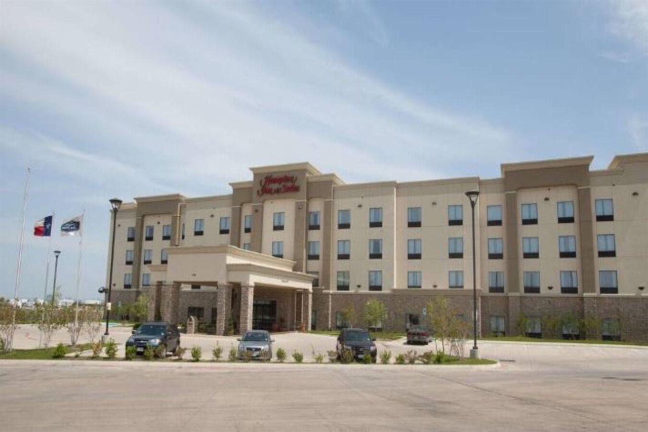 Hotel Hampton & I-30 Cockrell Hill, Tx 3*