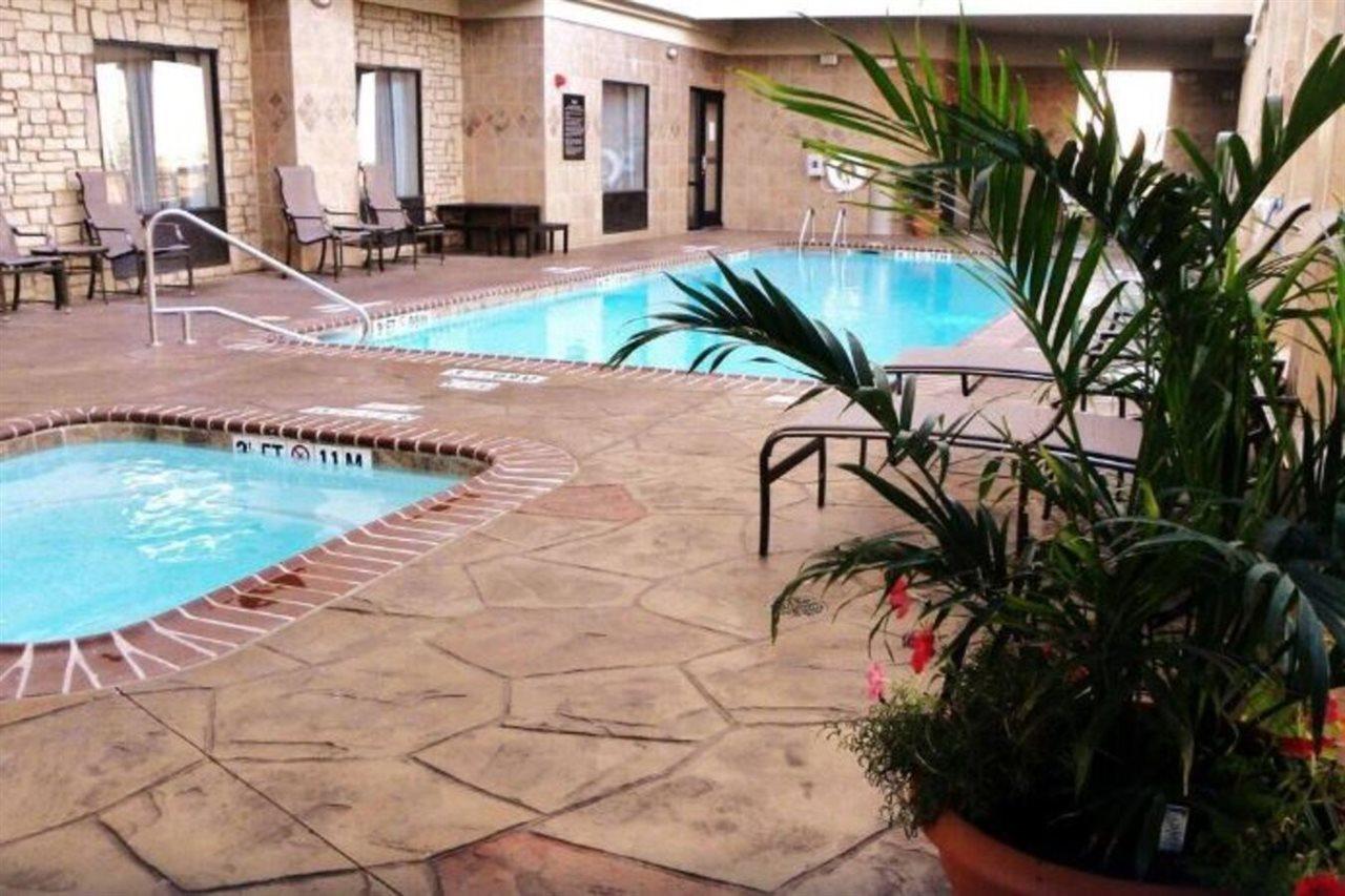 Hotel Hampton & I-30 Cockrell Hill, Tx 3*