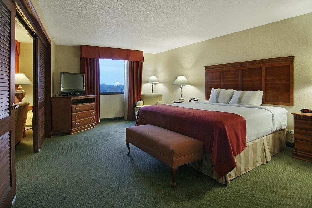 Express Market Center By Ihg Hotel Dallas