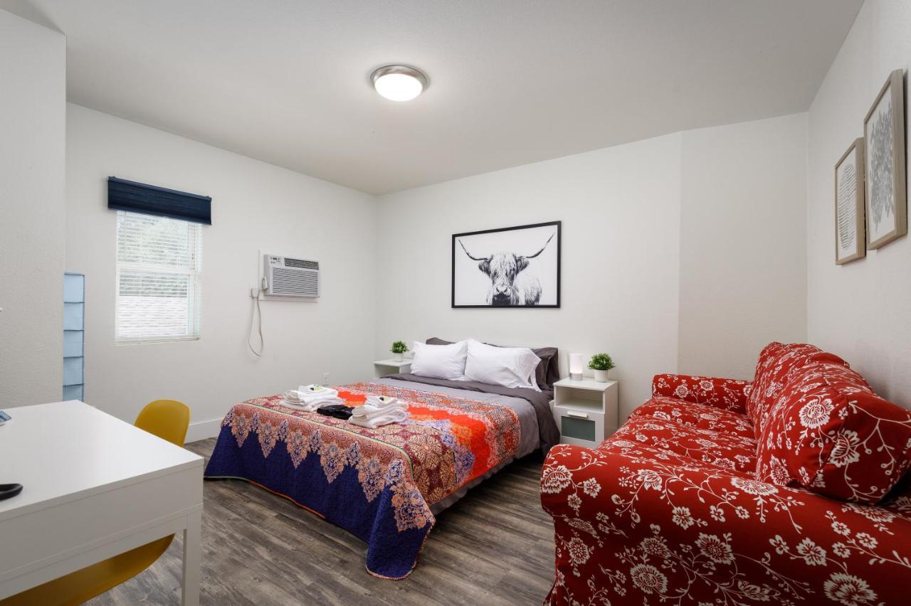 735 W 10Th St Apartment