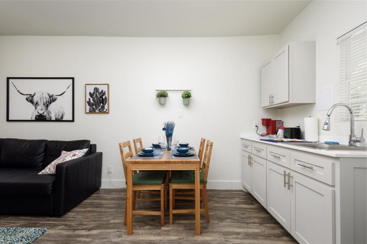 735 W 10Th St Apartment