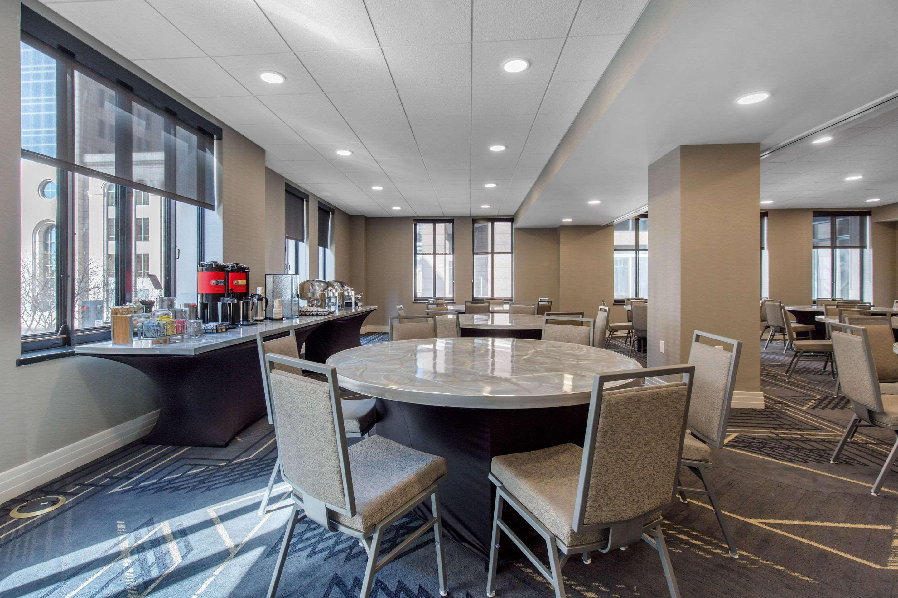 Hotel Renaissance Saint Elm Downtown 4*