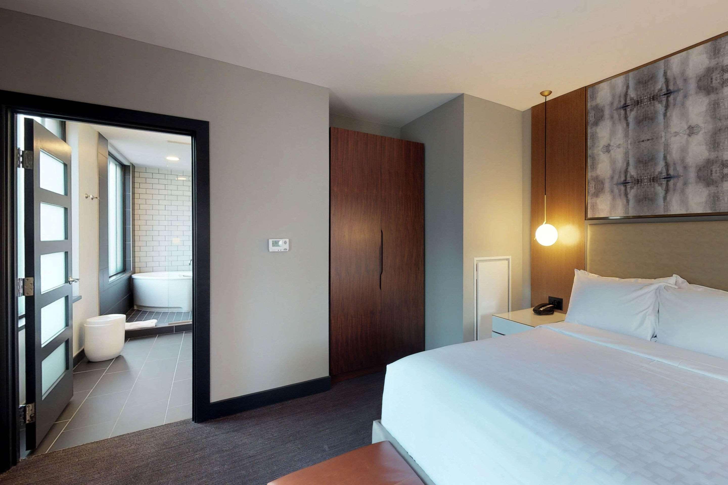 Hotel Renaissance Saint Elm Downtown 4*