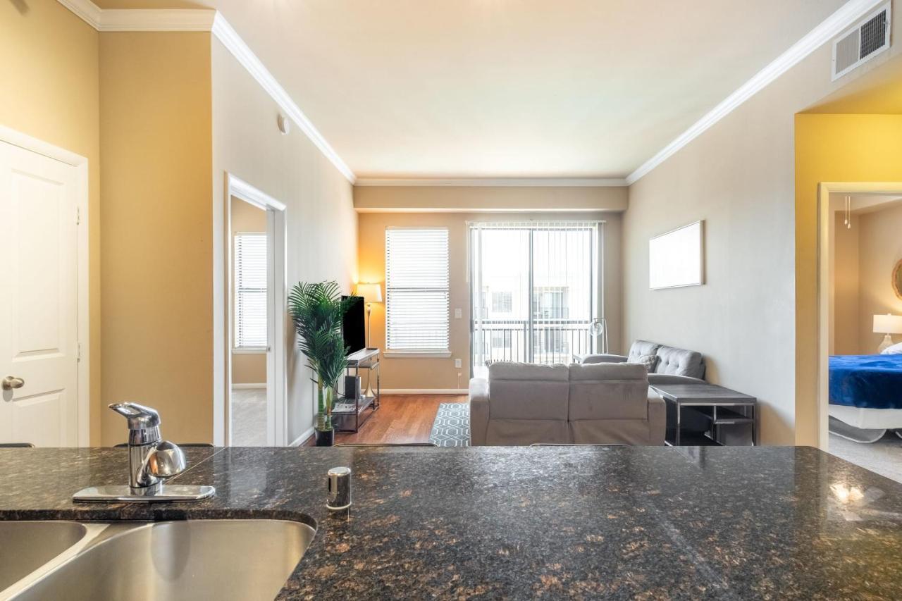Apartment 2br Executive With Pool, Gym And Fast Wi-fi By Envitae Dallas