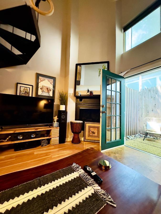 Hifi Sound & Comfort - Uptown / 2-story Loft *