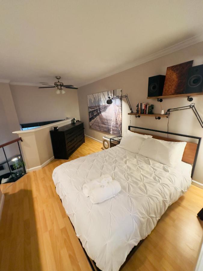 Hifi Sound & Comfort - Uptown / 2-story Loft Apartment Dallas