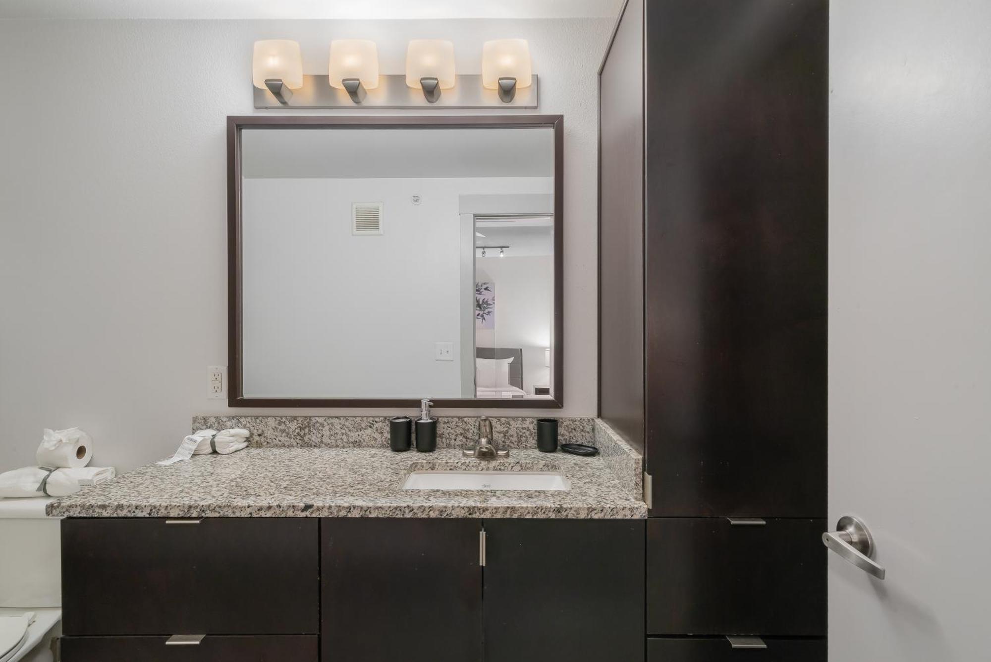 Park West 202 Uptown Haven, Pool, Gym, Parking Apartment