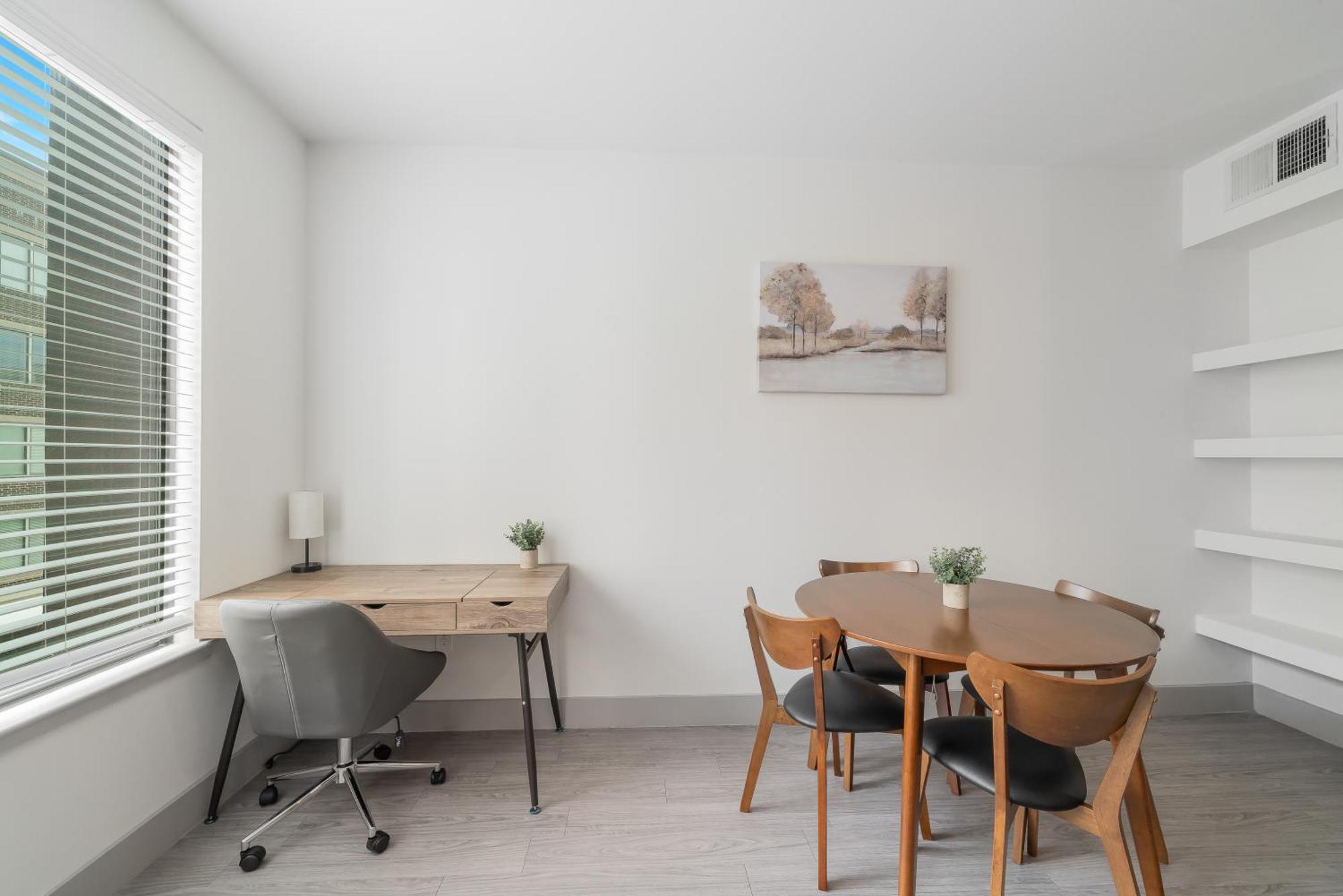 Park West 202 Uptown Haven, Pool, Gym, Parking Apartment *