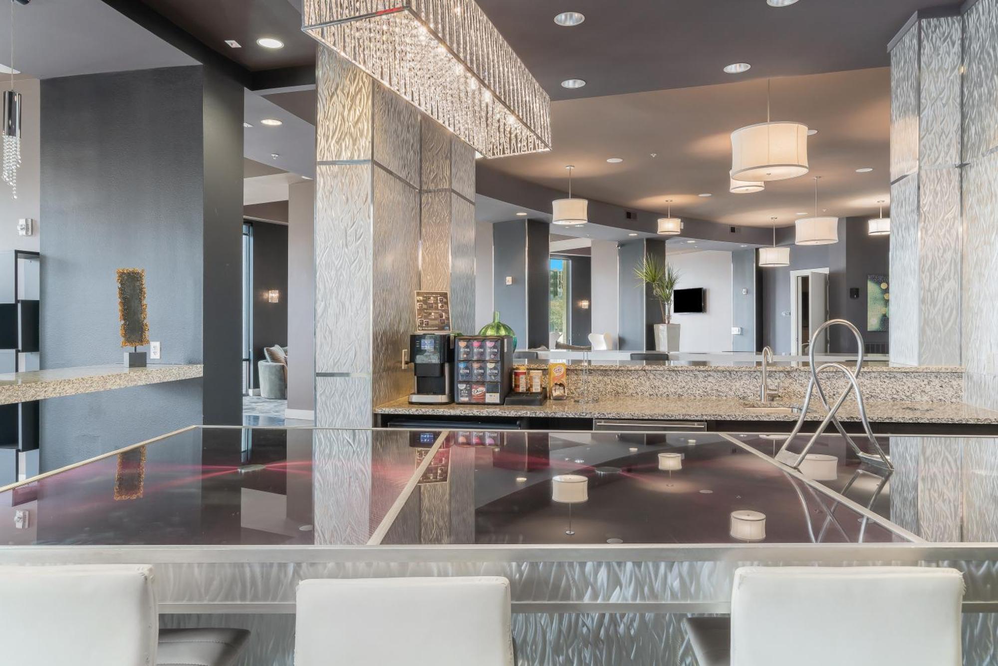 Park West 202 Uptown Haven, Pool, Gym, Parking Apartment *