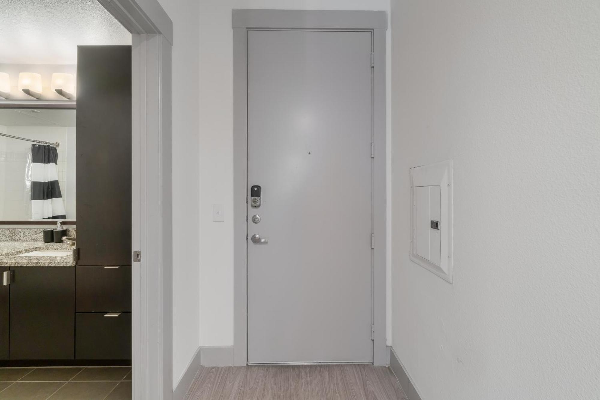 Park West 202 Uptown Haven, Pool, Gym, Parking Apartment *