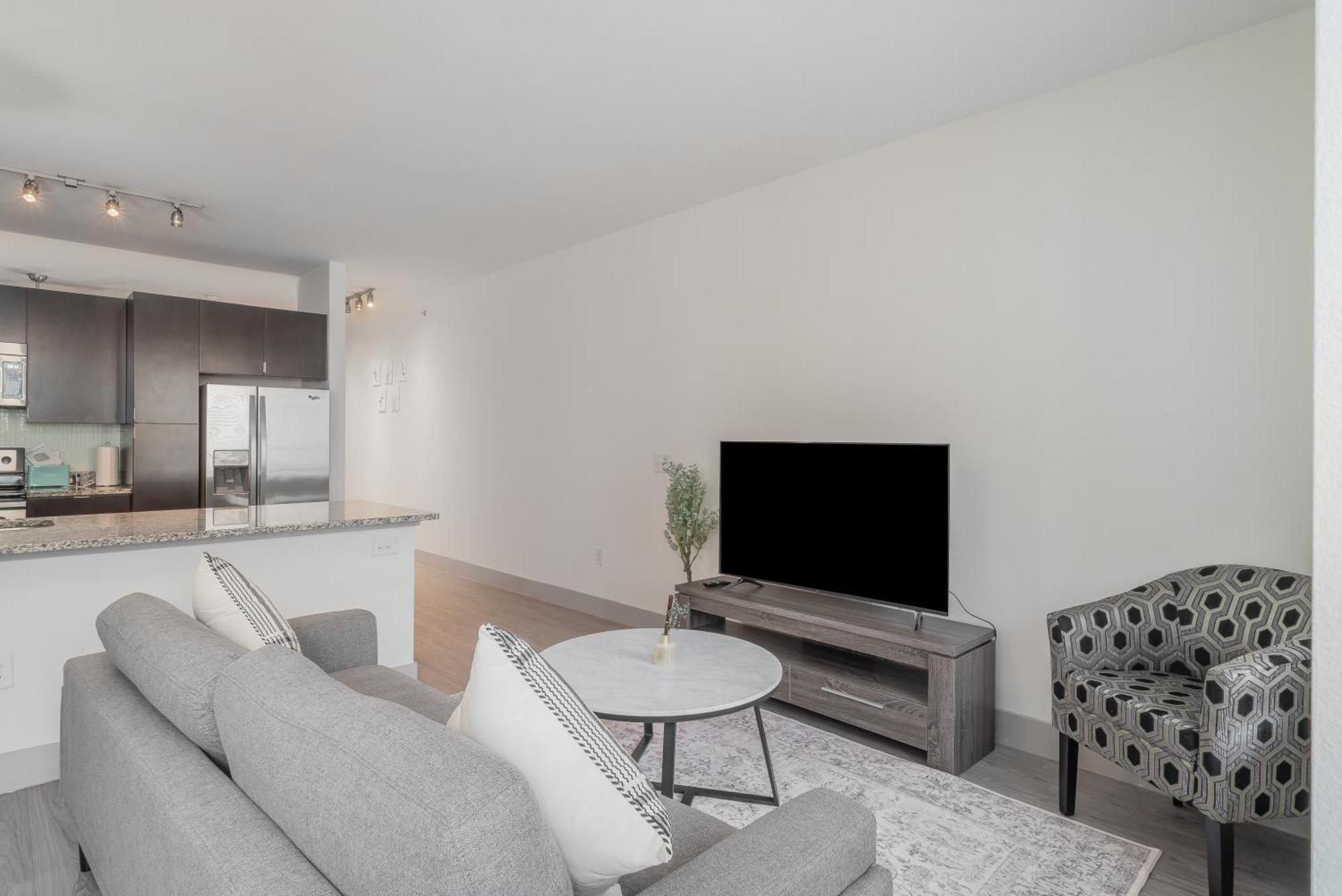 Park West 202 Uptown Haven, Pool, Gym, Parking Apartment Dallas