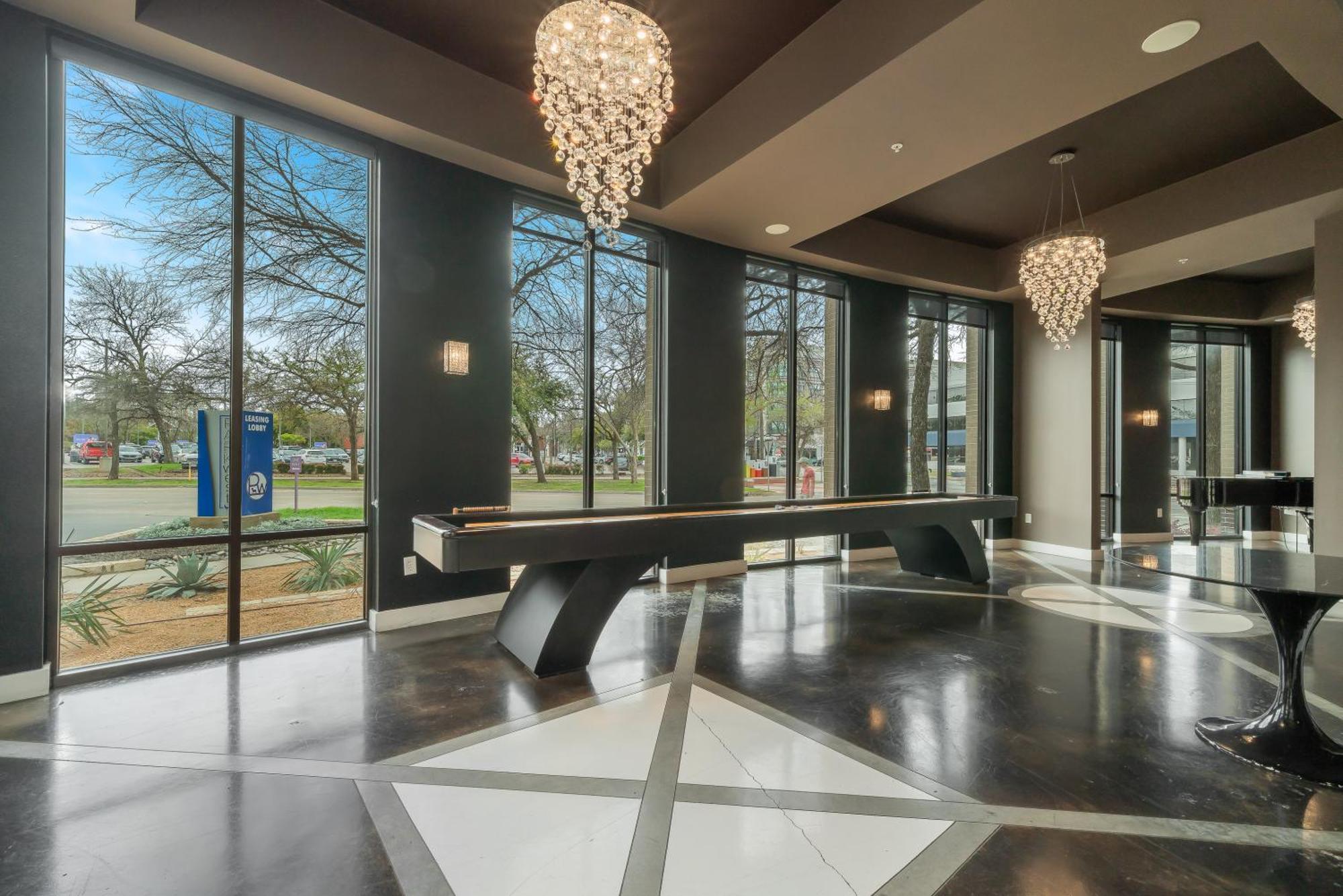 Apartment Park West 202 Uptown Haven, Pool, Gym, Parking *