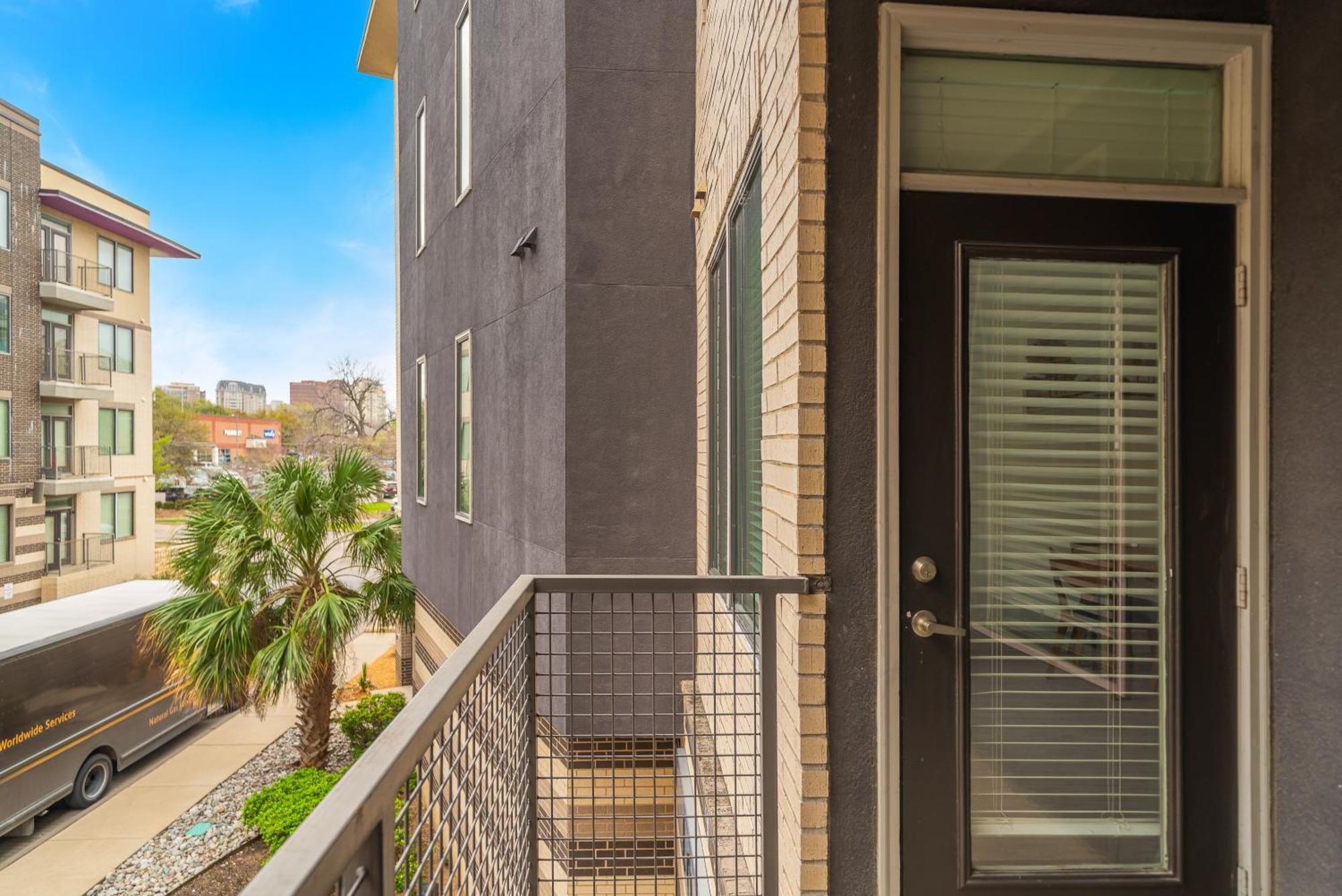 Apartment Park West 202 Uptown Haven, Pool, Gym, Parking *