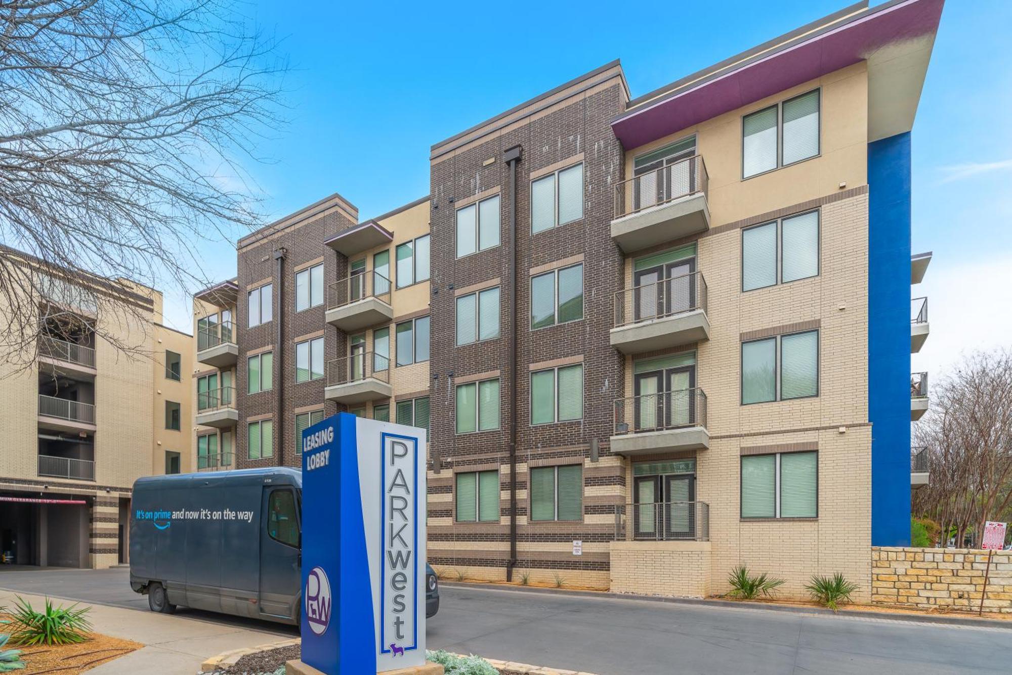 Park West 202 Uptown Haven, Pool, Gym, Parking Apartment *