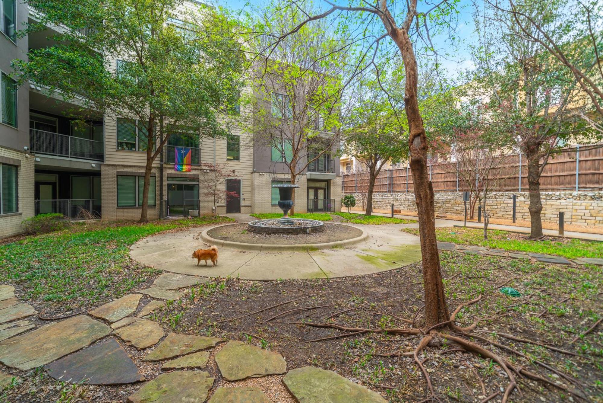Apartment Park West 202 Uptown Haven, Pool, Gym, Parking *