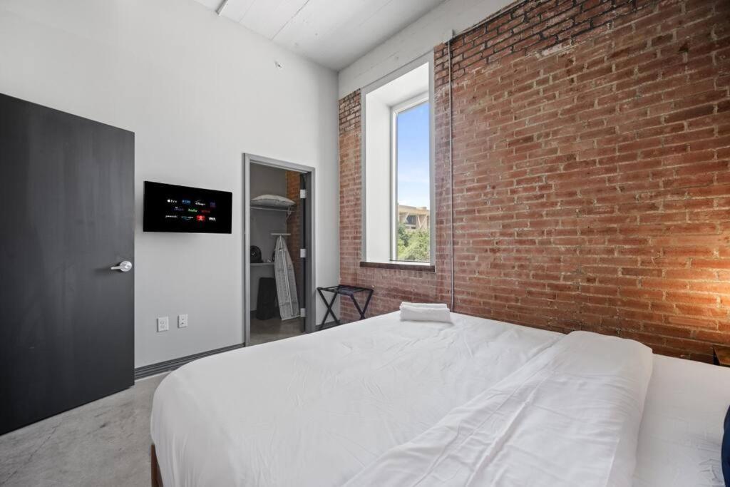 Stunning Downtown With Pool, Laundry, Parking Apartment