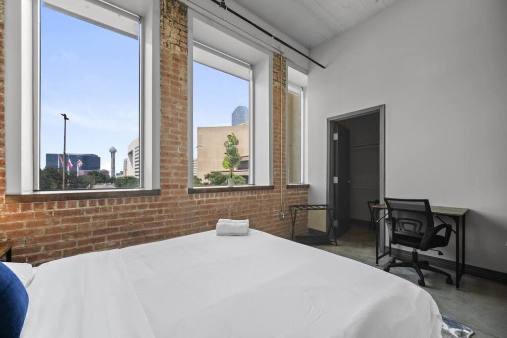 Apartment Stunning Downtown With Pool, Laundry, Parking