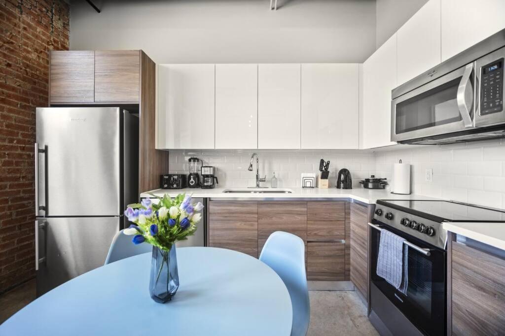 Stunning Downtown With Pool, Laundry, Parking *