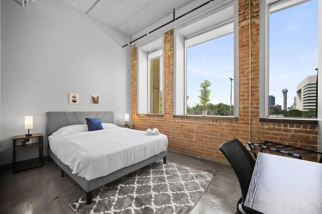 Stunning Downtown With Pool, Laundry, Parking * Dallas
