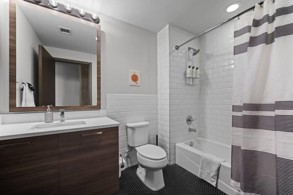 Stunning Downtown With Pool, Laundry, Parking *