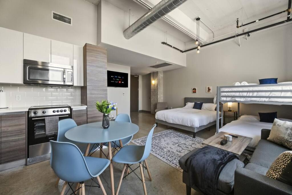 Stunning Downtown With Pool, Laundry, Parking *