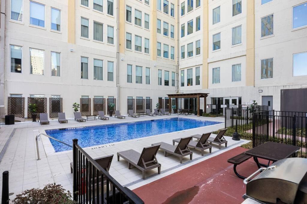 Stunning Downtown With Pool, Laundry, Parking * Dallas