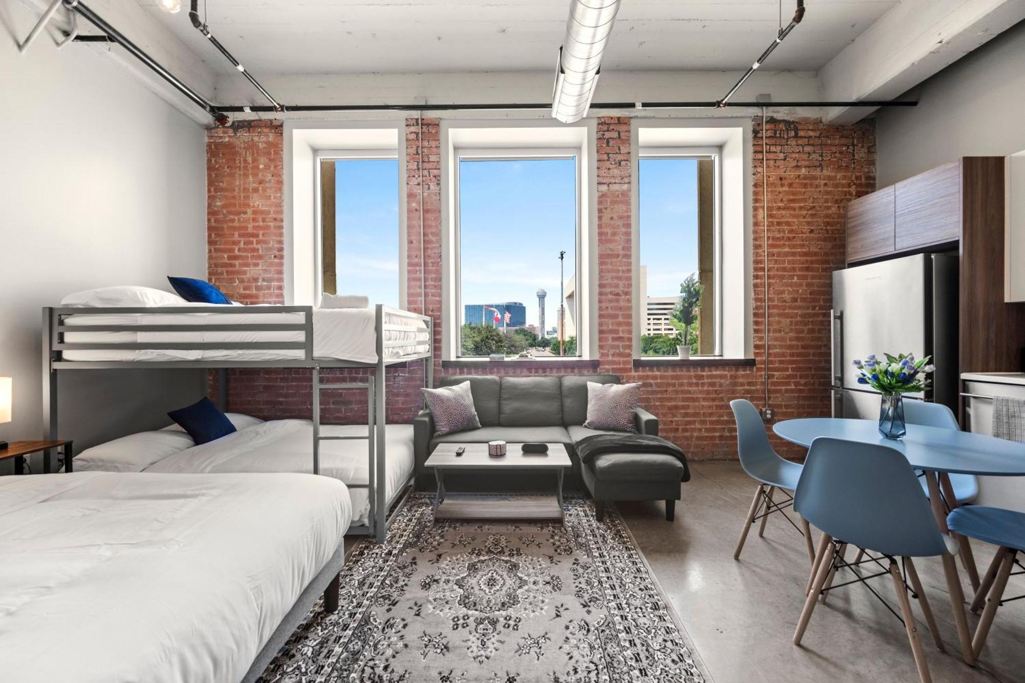 Stunning Downtown With Pool, Laundry, Parking