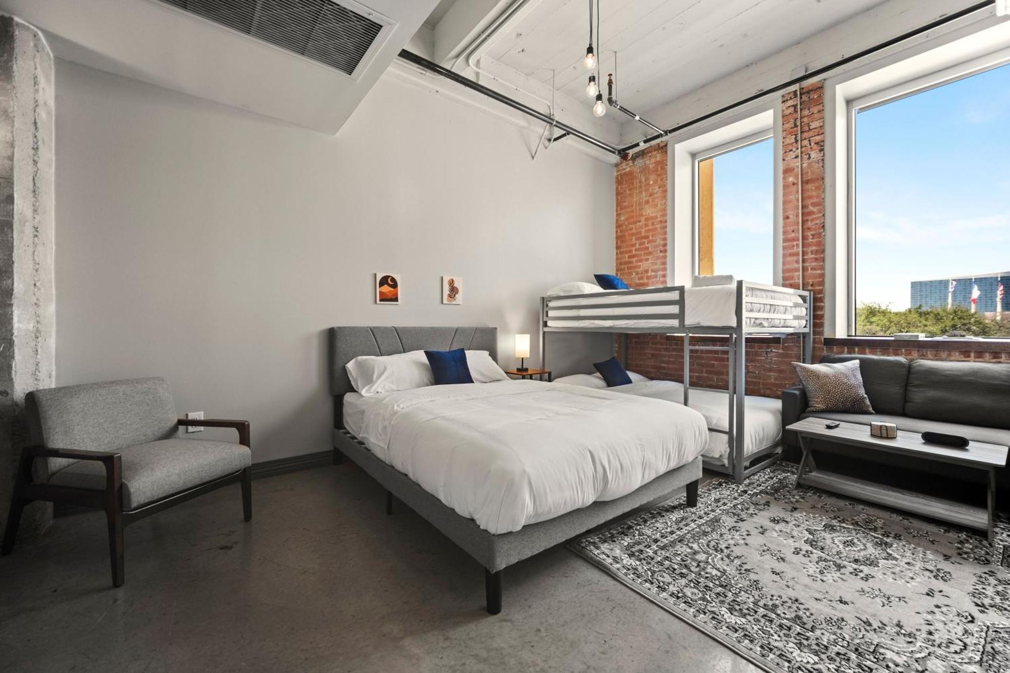 Apartment Stunning Downtown With Pool, Laundry, Parking