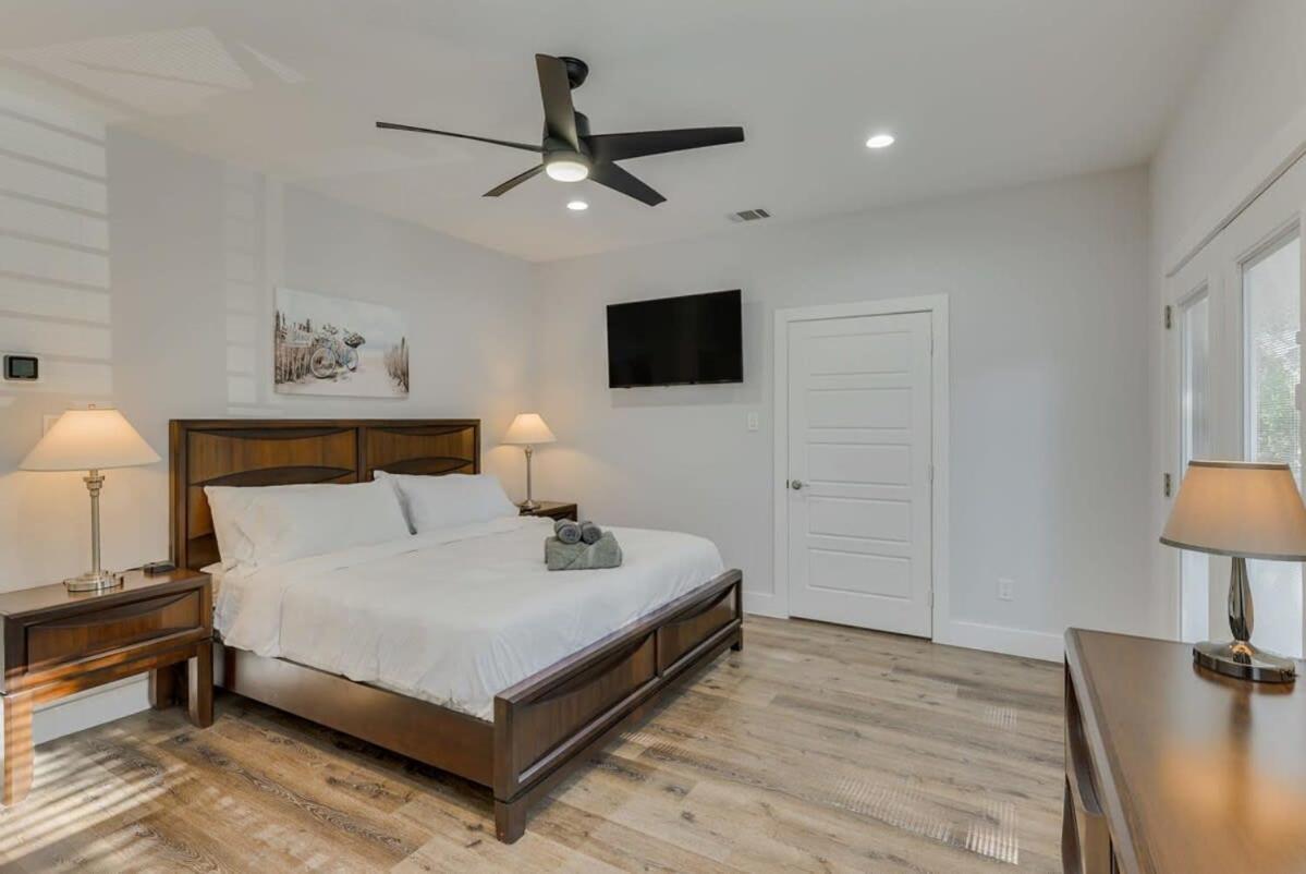 Modern And Comfortable Close To Downtown Holiday home *