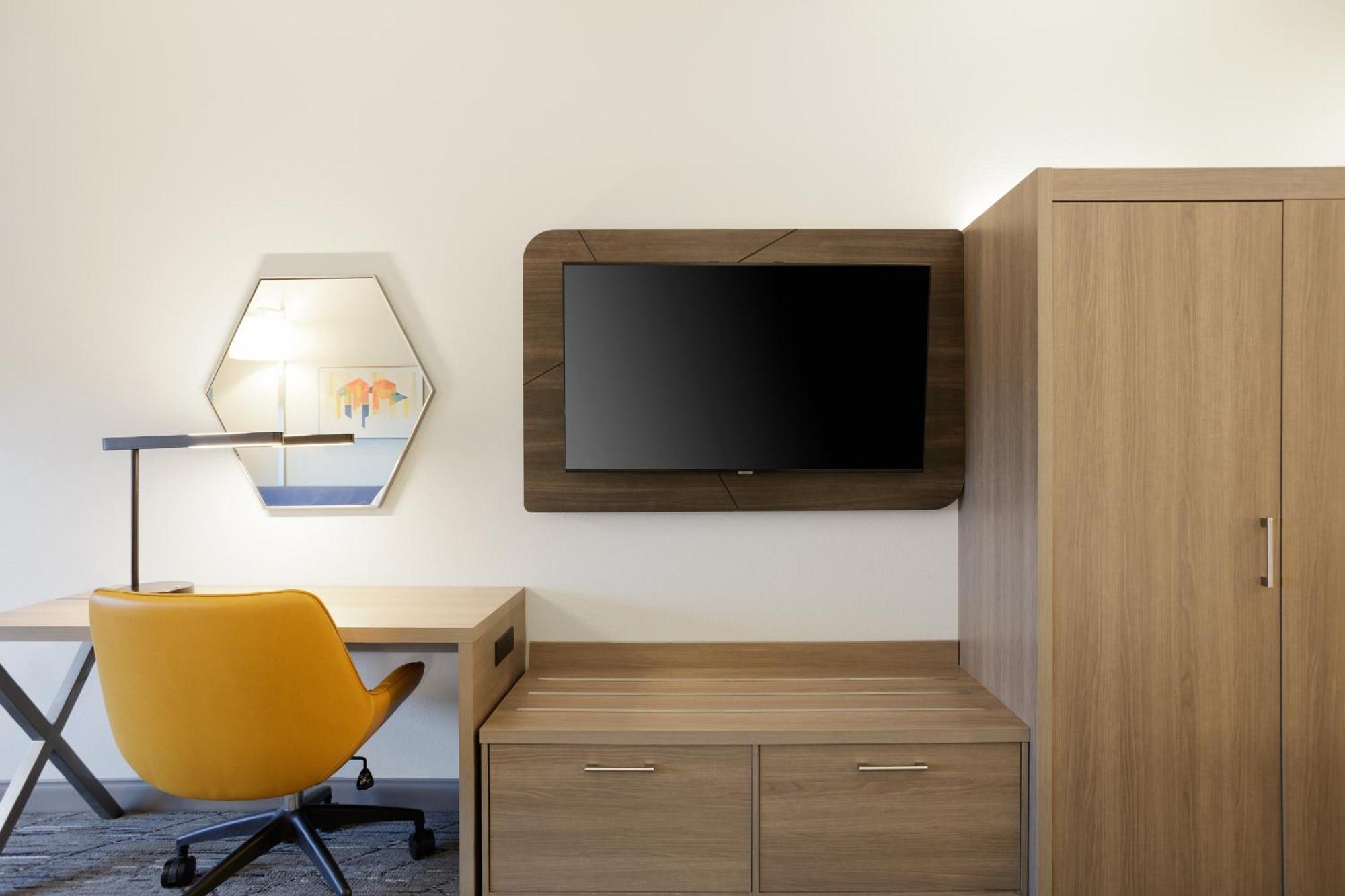 Express Market Center By Ihg