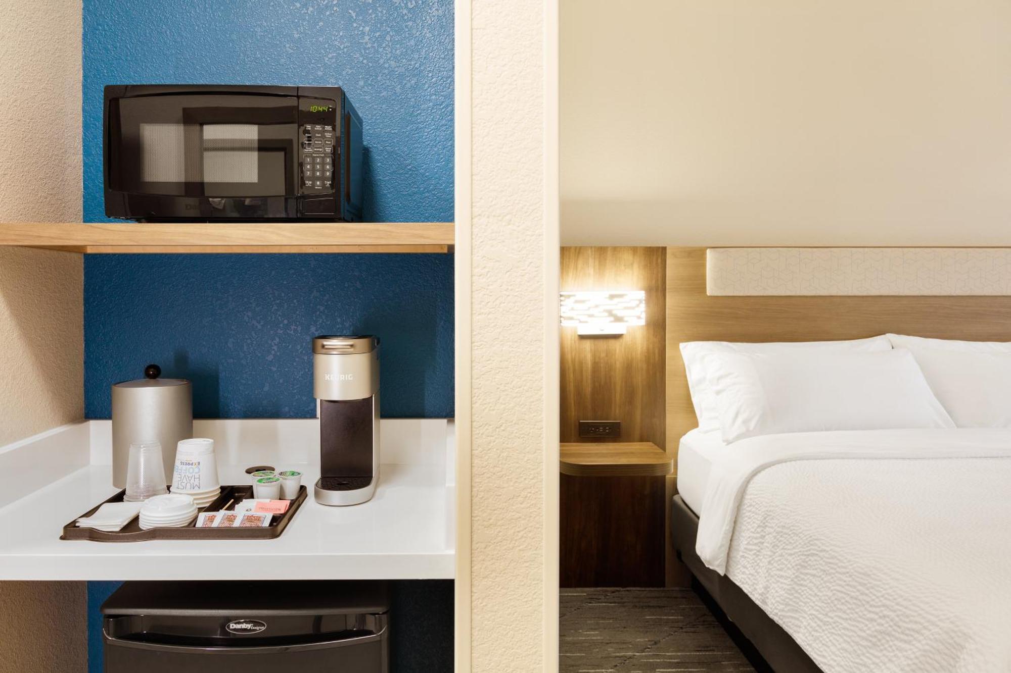 Hotel Express Market Center By Ihg Dallas