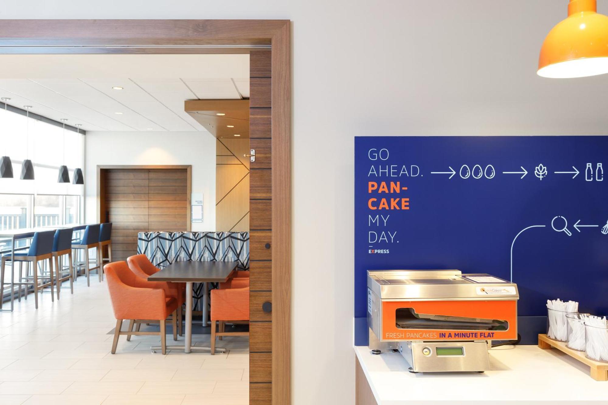 Express Market Center By Ihg Hotel Dallas