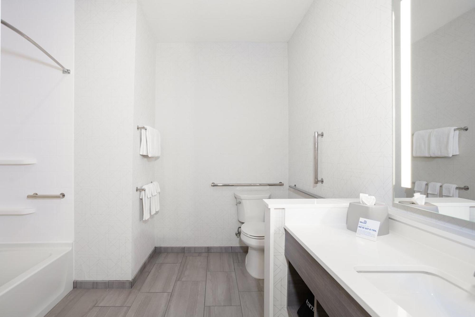Express Market Center By Ihg Hotel Dallas