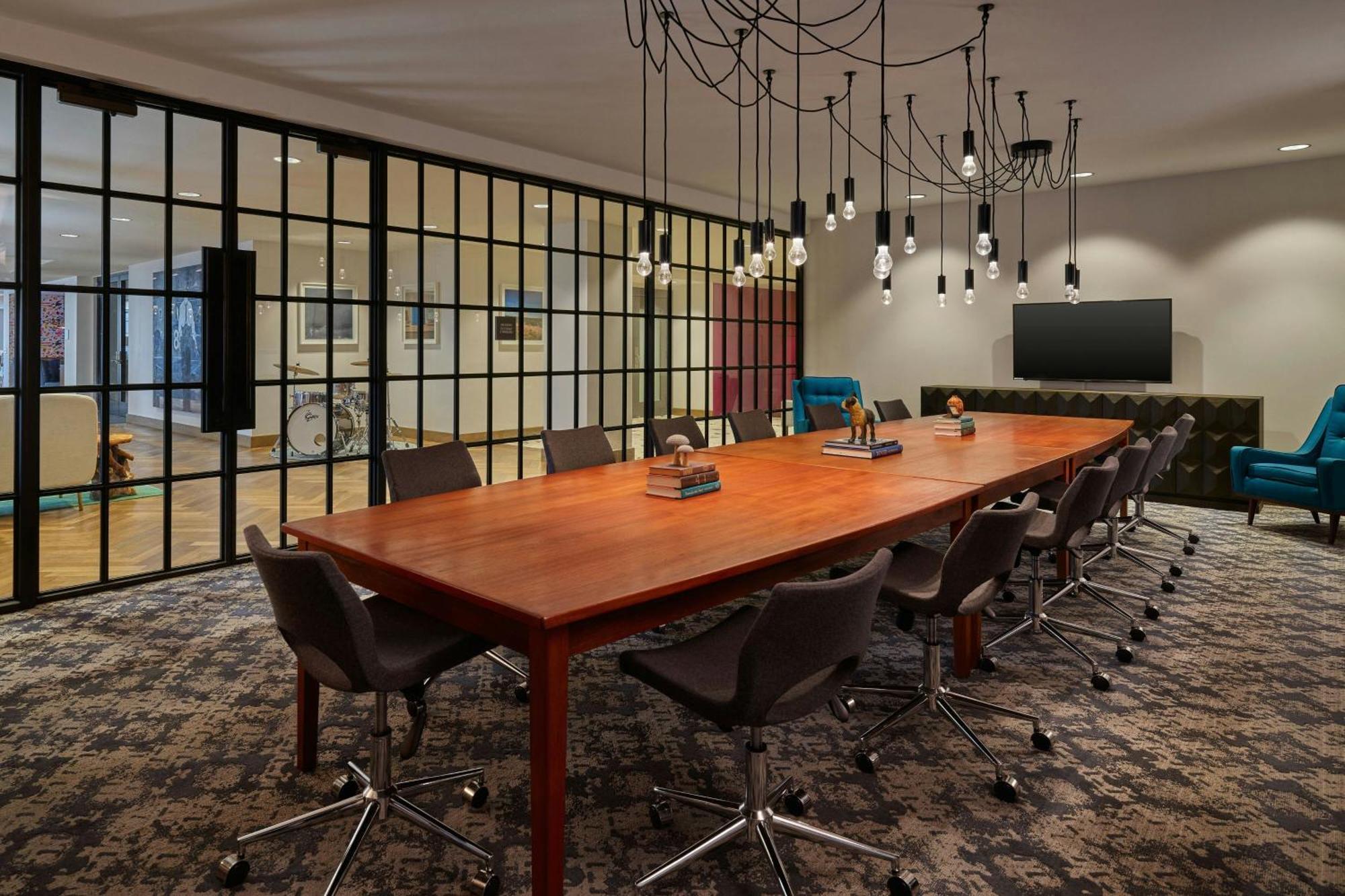Hotel Renaissance Saint Elm Downtown 4*