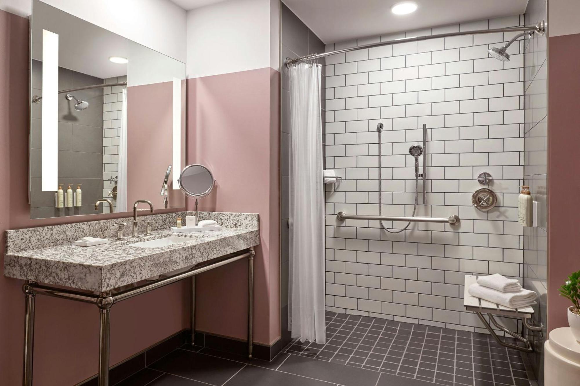 Hotel Renaissance Saint Elm Downtown 4*