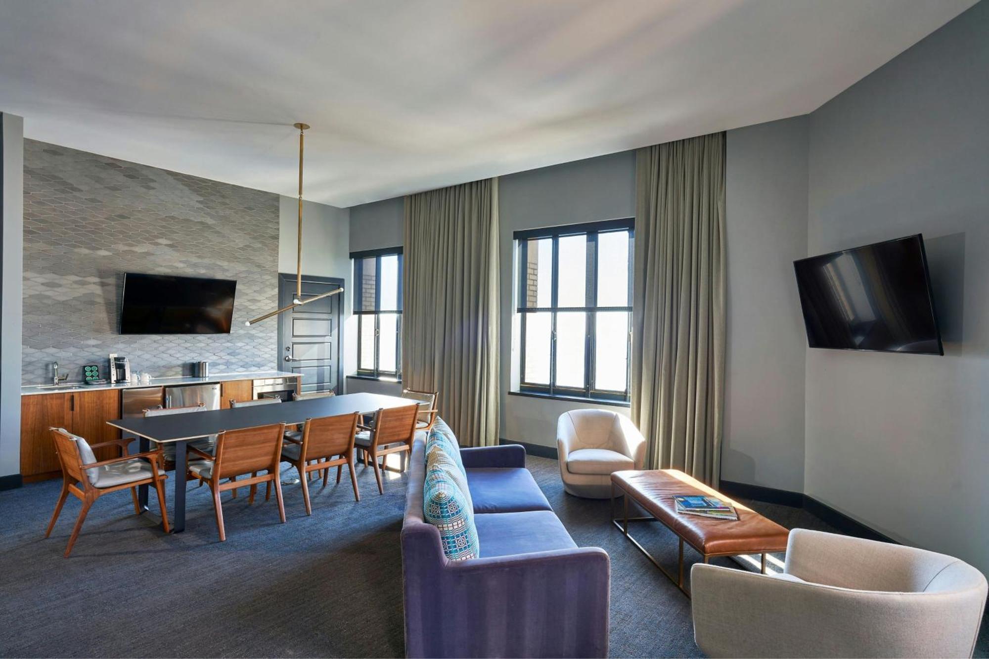 Hotel Renaissance Saint Elm Downtown 4*