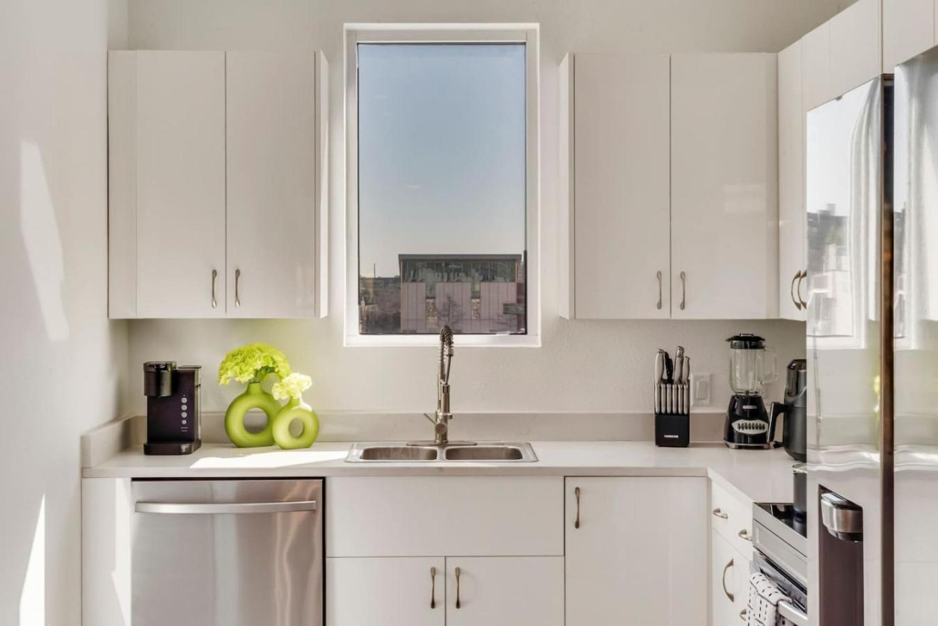 Urban 2br I Parking I King Bed I Workspace Apartment *