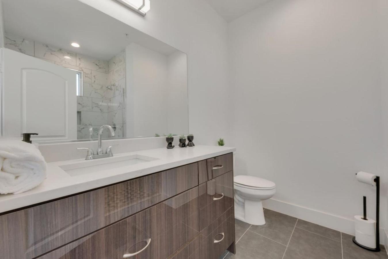 Urban 2br I Parking I King Bed I Workspace Apartment Dallas
