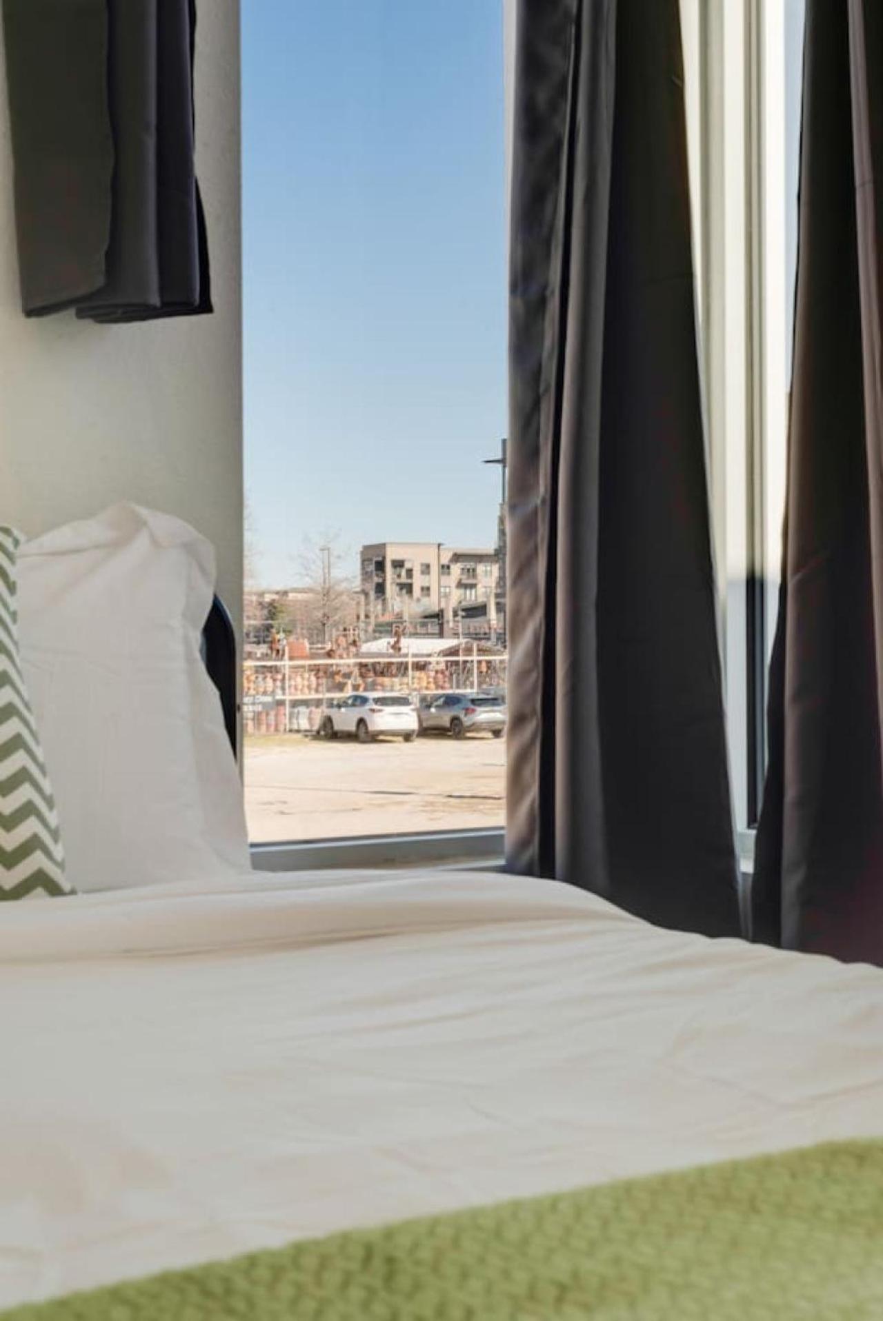 Urban 2br I Parking I King Bed I Workspace Apartment Dallas