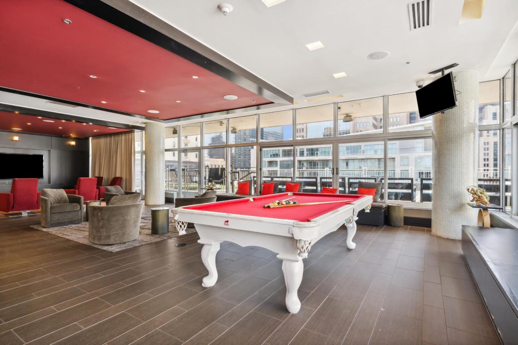 Modern Downtown View High-rise With Balcony, Gym, Pool, Free Parking 7th Floor Apartment *
