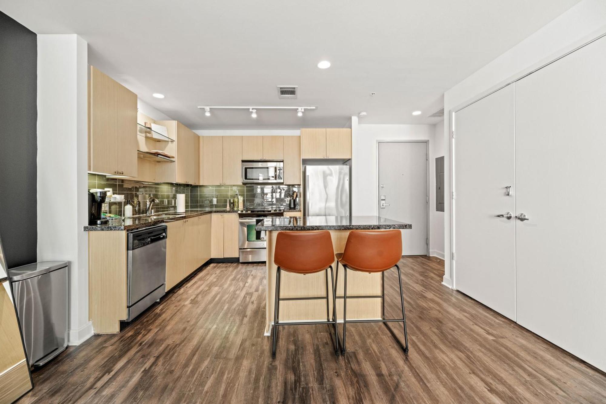 Modern Downtown View High-rise With Balcony, Gym, Pool, Free Parking 7th Floor *