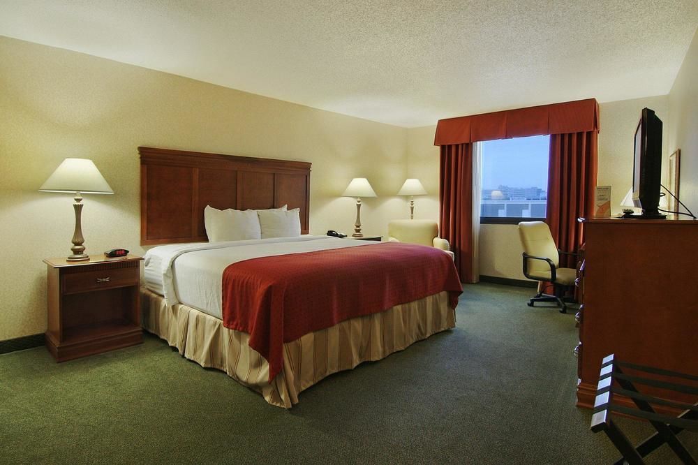 Hotel Express Market Center By Ihg Dallas