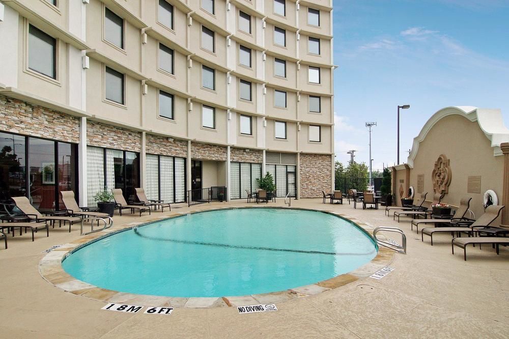 Hotel Express Market Center By Ihg Dallas