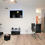 Rare Vibrant Hidden Gem - 2 Mins From Downtown