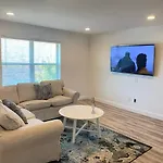 Lovely Updated 2 Bedroom Condo With Pool