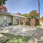 Bright Bungalow G In Dallas With Outdoor Patio!