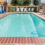 Days Inn & Suites By Wyndham Dallas