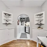 Lower-Greenville Landing Close To Everything