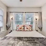Lower-Greenville Landing Close To Everything